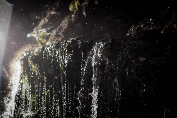 Cascada. Agua cayendo de un acantilado — Foto de Stock