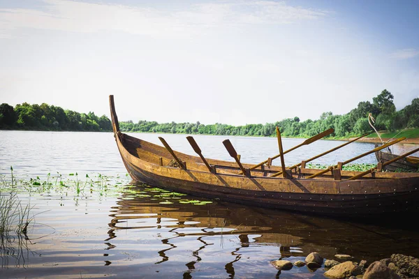 Łódź wikingów. Łódź Drakkar. Statek transportowy Viking. — Zdjęcie stockowe