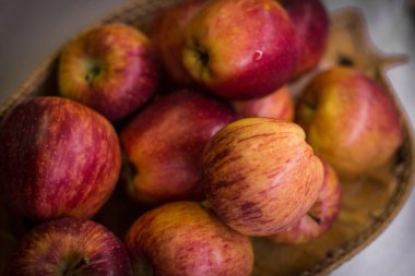 Yıkanmış elmalar tabakta.