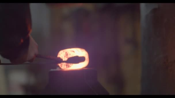 Herrero trabajando con un pedazo de metal — Vídeos de Stock