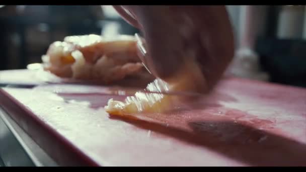 Koch bereitet Garnelen zu — Stockvideo