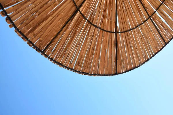 Plaży słońce parasol teksturowanej tło. — Zdjęcie stockowe