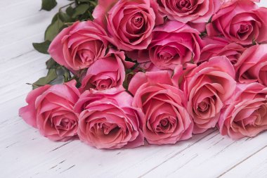 Pembe Gül çiçek kopya alanı ile beyaz ahşap zemin üzerinde. Üstten Görünüm