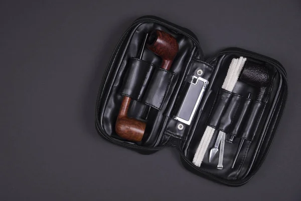 Röka Tobak pipor och tobak tillbehör i en svart läderväska. Ovanifrån. — Stockfoto