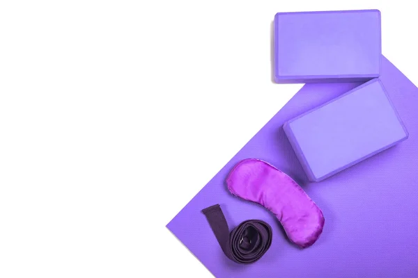 Yoga, meditasyon veya pilates aksesuarları boşaltmak beyaz zemin üzerine bileşimi. 