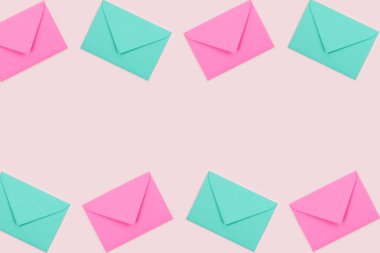 Turkuaz ve yeşil zarflar üst üste. Metin için yer.