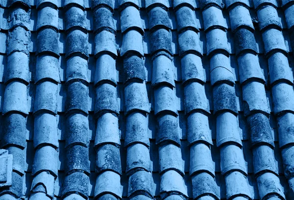 Cor azul azulejo velho telhado fundo . — Fotografia de Stock