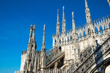 Duomo Milan Katedrali'nin çatısındaki kuleler ve heykeller, İtalya.