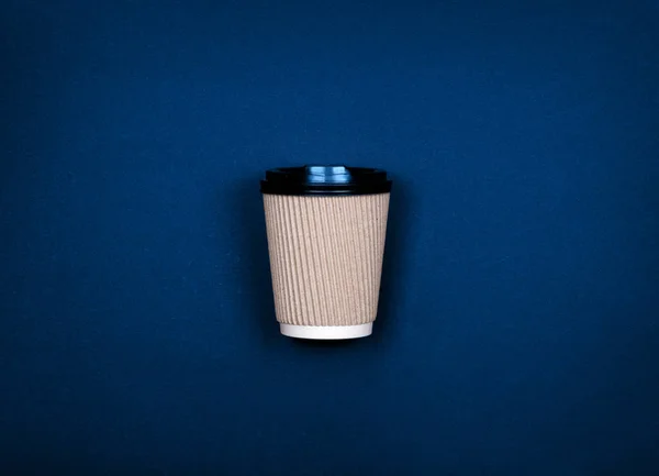 Ενιαία καφέ τέχνη χάρτινο κύπελλο του καφέ για να πάει σε μπλε φόντο με αντίγραφο χώρο. — Φωτογραφία Αρχείου