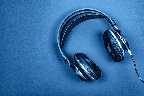 Blue colored professional headphones on a textured background. — Stock Photo, Image
