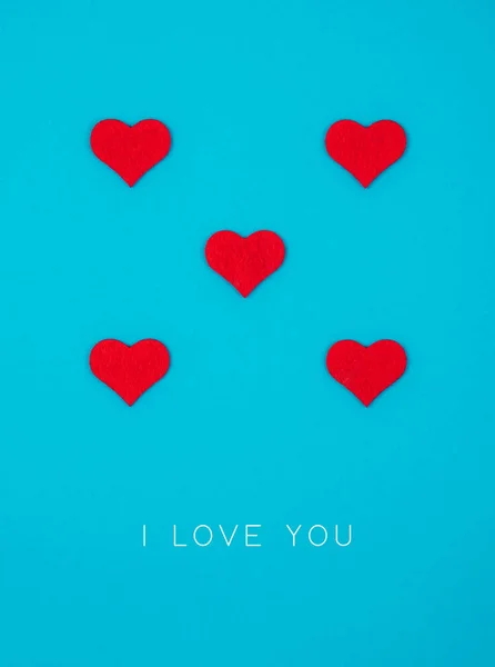Grußkarte aus roten Herzen auf blauem Hintergrund. — Stockfoto