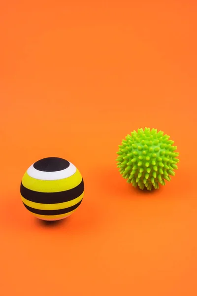 Conjunto de duas bolas de liberação miofascial verde e massagem para pontos de gatilho sobre fundo de cor laranja queimada . — Fotografia de Stock