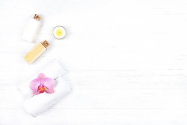 Ana sayfa görünümü farklı spa, güzellik ve sağlık ürünleri: krem, deniz tuzu ve havlu ile kopyalama alanı. Güzellik ve sağlıklı yaşam konsepti. Düz yatıyordu.