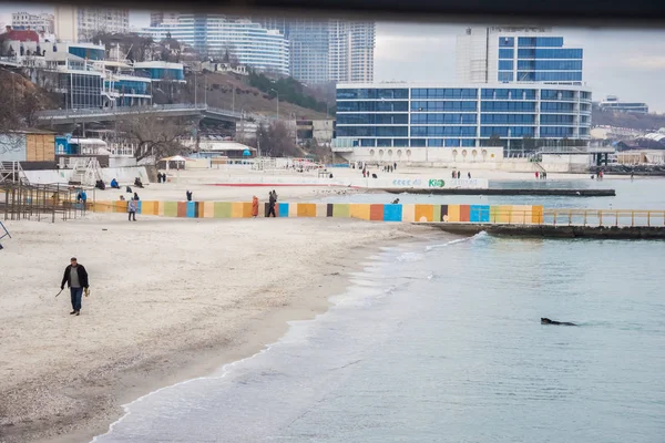 German Shepherd dan pemiliknya berjalan di sepanjang pantai Laut Hitam . — Stok Foto