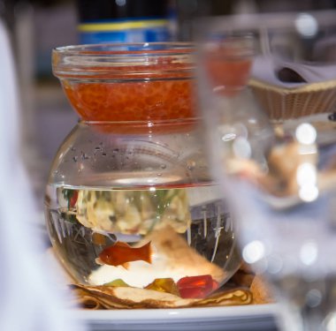 Kırmızı havyar şeffaf bir kasede 