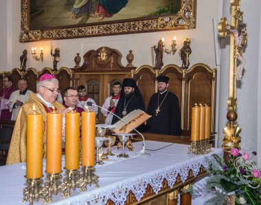 Piskopos değişimi, 25 Şubat 2020 'de Ukrayna' nın Odessa şehrindeki Roma Katolik Kilisesi Katedrali 'nde gerçekleşti. Bakanların portreleri. Bir gazetecinin fotoğrafı.