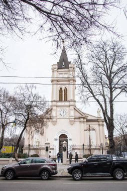 Piskopos değişimi, 25 Şubat 2020 'de Ukrayna' nın Odessa şehrindeki Roma Katolik Kilisesi Katedrali 'nde gerçekleşti. Bakanların portreleri. Bir gazetecinin fotoğrafı.