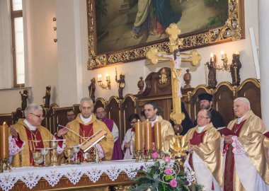 Piskopos değişimi, 25 Şubat 2020 'de Ukrayna' nın Odessa şehrindeki Roma Katolik Kilisesi Katedrali 'nde gerçekleşti. Bakanların portreleri. Bir gazetecinin fotoğrafı.