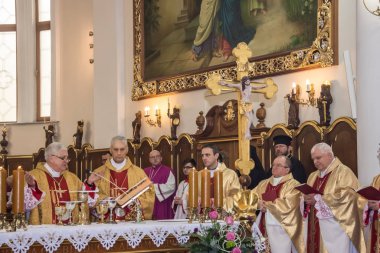 Piskopos değişimi, 25 Şubat 2020 'de Ukrayna' nın Odessa şehrindeki Roma Katolik Kilisesi Katedrali 'nde gerçekleşti. Bakanların portreleri. Bir gazetecinin fotoğrafı.