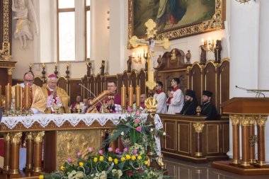 Piskopos değişimi, 25 Şubat 2020 'de Ukrayna' nın Odessa şehrindeki Roma Katolik Kilisesi Katedrali 'nde gerçekleşti. Bakanların portreleri. Bir gazetecinin fotoğrafı.