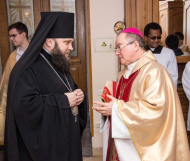 Piskopos değişimi, 25 Şubat 2020 'de Ukrayna' nın Odessa şehrindeki Roma Katolik Kilisesi Katedrali 'nde gerçekleşti. Bakanların portreleri. Bir gazetecinin fotoğrafı.