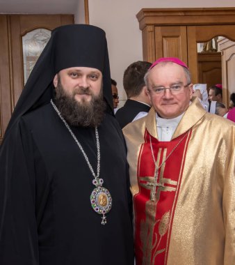 Piskopos değişimi, 25 Şubat 2020 'de Ukrayna' nın Odessa şehrindeki Roma Katolik Kilisesi Katedrali 'nde gerçekleşti. Bakanların portreleri. Bir gazetecinin fotoğrafı.