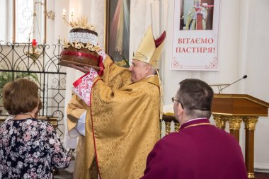 Piskopos değişimi, 25 Şubat 2020 'de Ukrayna' nın Odessa şehrindeki Roma Katolik Kilisesi Katedrali 'nde gerçekleşti. Bakanların portreleri. Bir gazetecinin fotoğrafı.