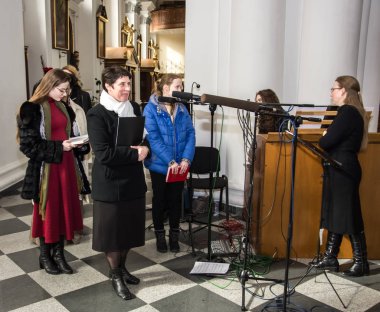 Piskopos değişimi, 25 Şubat 2020 'de Ukrayna' nın Odessa şehrindeki Roma Katolik Kilisesi Katedrali 'nde gerçekleşti. Bakanların portreleri. Bir gazetecinin fotoğrafı.