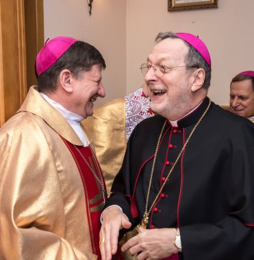 Piskopos değişimi, 25 Şubat 2020 'de Ukrayna' nın Odessa şehrindeki Roma Katolik Kilisesi Katedrali 'nde gerçekleşti. Bakanların portreleri. Bir gazetecinin fotoğrafı.