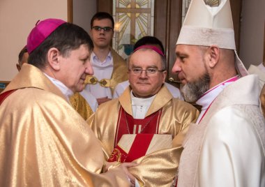 Piskopos değişimi, 25 Şubat 2020 'de Ukrayna' nın Odessa şehrindeki Roma Katolik Kilisesi Katedrali 'nde gerçekleşti. Bakanların portreleri. Bir gazetecinin fotoğrafı.