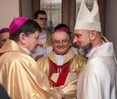 Piskopos değişimi, 25 Şubat 2020 'de Ukrayna' nın Odessa şehrindeki Roma Katolik Kilisesi Katedrali 'nde gerçekleşti. Bakanların portreleri. Bir gazetecinin fotoğrafı.