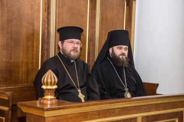 Piskopos değişimi, 25 Şubat 2020 'de Ukrayna' nın Odessa şehrindeki Roma Katolik Kilisesi Katedrali 'nde gerçekleşti. Bakanların portreleri. Bir gazetecinin fotoğrafı.