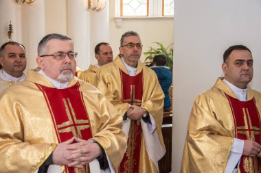 Piskopos değişimi, 25 Şubat 2020 'de Ukrayna' nın Odessa şehrindeki Roma Katolik Kilisesi Katedrali 'nde gerçekleşti. Bakanların portreleri. Bir gazetecinin fotoğrafı.