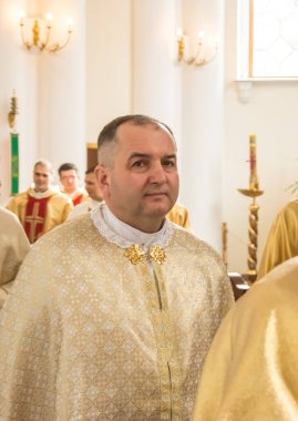 Piskopos değişimi, 25 Şubat 2020 'de Ukrayna' nın Odessa şehrindeki Roma Katolik Kilisesi Katedrali 'nde gerçekleşti. Bakanların portreleri. Bir gazetecinin fotoğrafı.