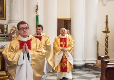 Piskopos değişimi, 25 Şubat 2020 'de Ukrayna' nın Odessa şehrindeki Roma Katolik Kilisesi Katedrali 'nde gerçekleşti. Bakanların portreleri. Bir gazetecinin fotoğrafı.