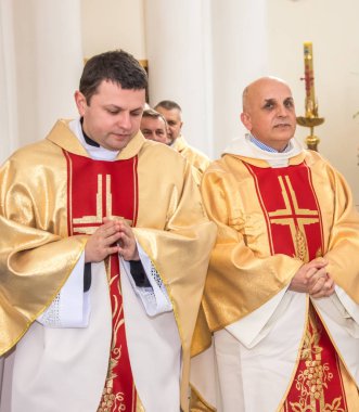 Piskopos değişimi, 25 Şubat 2020 'de Ukrayna' nın Odessa şehrindeki Roma Katolik Kilisesi Katedrali 'nde gerçekleşti. Bakanların portreleri. Bir gazetecinin fotoğrafı.