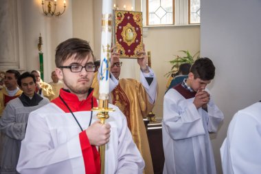 Piskopos değişimi, 25 Şubat 2020 'de Ukrayna' nın Odessa şehrindeki Roma Katolik Kilisesi Katedrali 'nde gerçekleşti. Bakanların portreleri. Bir gazetecinin fotoğrafı.