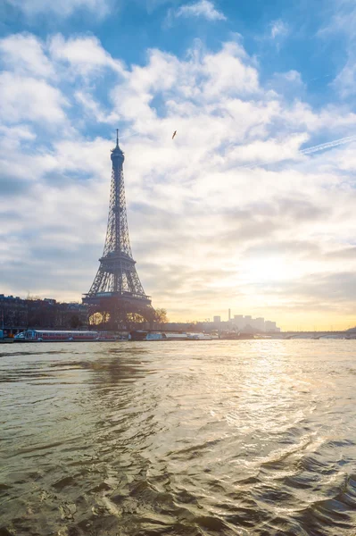 Eiffel toren riiver Seine zonsondergang — Stockfoto