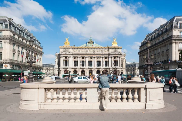 Man looking at the Opera Garnier on a sunny day — Stock Photo, Image