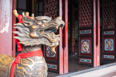 Ejderha heykeli, çene bir tapınakta girişine kırmızı bir şerit ile