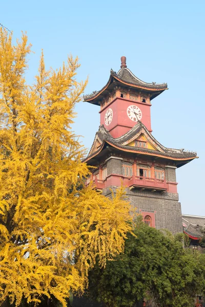 Uhrturm im Herbst in chengdu - China - horizontal — Stockfoto