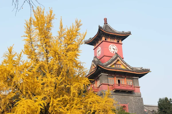 Wieża zegarowa w jesieni w Chengdu - Chiny - poziome — Zdjęcie stockowe