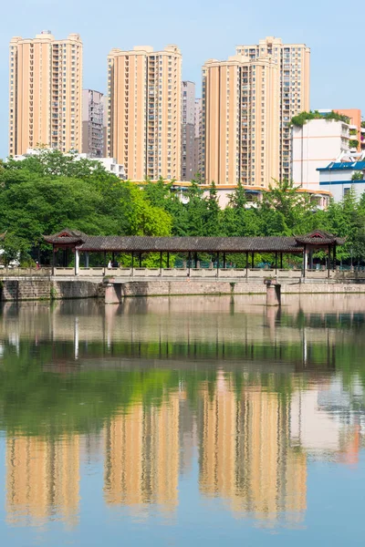 中国 - 成都の水に反映して住宅 — ストック写真