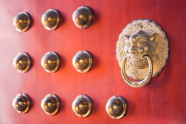 Kırmızı bir kapı üzerinde Çin altın kapı tokmağı