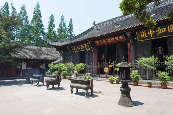 Kvinnan ber på den Wenshu buddhistiska monaster — Stockfoto