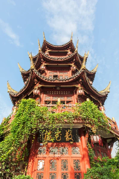 Pagode am Eingang des Baihuatan-Parks an einem sonnigen Tag — Stockfoto