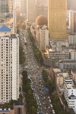 Chengdu şehir şehir yol ve binaların yüksek açılı görünüş