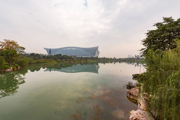 Čcheng-tu Global Center odrážející na vodě — Stock fotografie