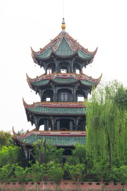 Pagoda ve ağaçlar beyaz gökyüzü karşı