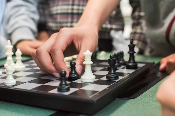 Közelkép a gyermek kezét sakkozni — Stock Fotó